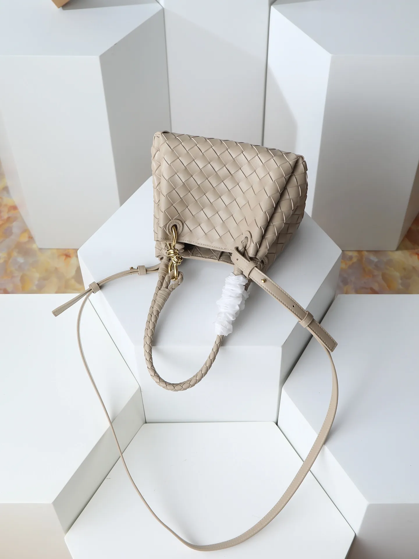 1250. Home B has a new product! Andiamo combines archive parachute handbags to inherit retro elements and integrate modern trends. The same style as Shu Qi's Night in Beijing. It is a continuation of the classic bag. It has three functions: hand carry, shoulder and cross-body. It is embellished with metal brass knot buckles. It is small and has an amazing capacity. It can easily hold all kinds of daily necessities with a box, sunglasses, small bottle, water powder, charger, and the upper body is versatile. Style number: 796569 Size: 21*17*16.5cm